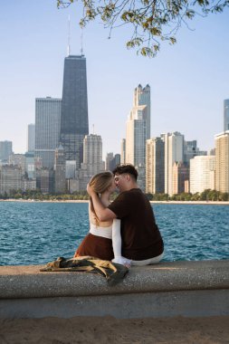 Olgun, beyaz bir çift randevuda. Chicago manzaralı Michigan Gölü Sahili