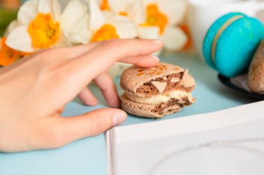 Kahveli kurabiyelerle nefis bir kahvaltı, mavi arka planda.