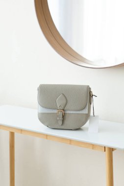 İki el çantası açık minimalizmin içinde bir masanın üstünde. Günlük hayatta şık aksesuarlar. Ayrıntılı kadın toplantıları.