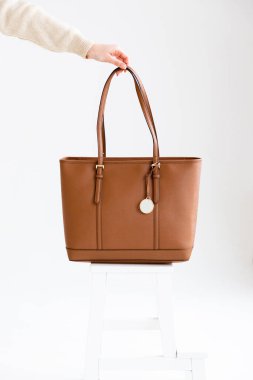 Beyaz iç kısımda kahverengi bir kadın çantası. şık aksesuarlar