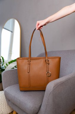 Beyaz iç kısımda kahverengi bir kadın çantası. şık aksesuarlar