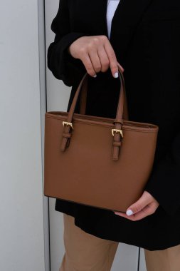 Beyaz iç kısımda kahverengi bir kadın çantası. şık aksesuarlar