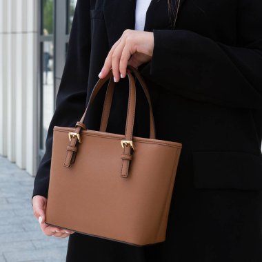 Beyaz iç kısımda kahverengi bir kadın çantası. şık aksesuarlar