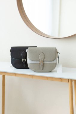 İki el çantası açık minimalizmin içinde bir masanın üstünde. Günlük hayatta şık aksesuarlar. Ayrıntılı kadın toplantıları.