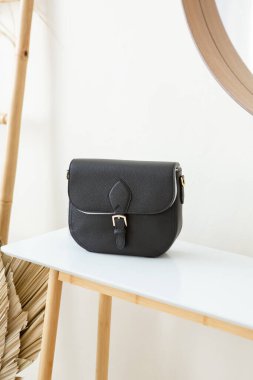 İki el çantası açık minimalizmin içinde bir masanın üstünde. Günlük hayatta şık aksesuarlar. Ayrıntılı kadın toplantıları.