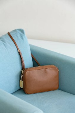 Beyaz iç kısımda kahverengi bir kadın çantası. şık aksesuarlar