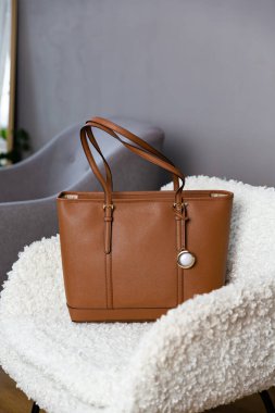 Beyaz iç kısımda kahverengi bir kadın çantası. şık aksesuarlar