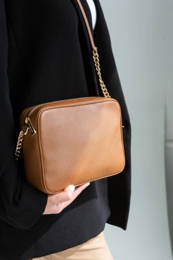 Beyaz iç kısımda kahverengi bir kadın çantası. şık aksesuarlar