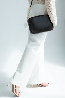 Siyah deri çanta, hafif bir ortamda minimalist tasarım.