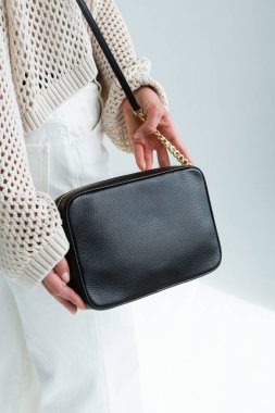 Siyah deri çanta, hafif bir ortamda minimalist tasarım.