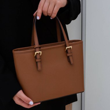 Beyaz iç kısımda kahverengi bir kadın çantası. şık aksesuarlar