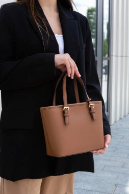 Beyaz iç kısımda kahverengi bir kadın çantası. şık aksesuarlar