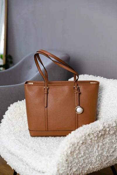 Beyaz iç kısımda kahverengi bir kadın çantası. şık aksesuarlar