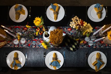 Bir parti için masayı dekore etmek ya da geleneksel Slav havasıyla kutlama yapmak. Şenlikli yemek masası kurulumu