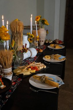 Bir parti için masayı dekore etmek ya da geleneksel Slav havasıyla kutlama yapmak. Şenlikli yemek masası kurulumu