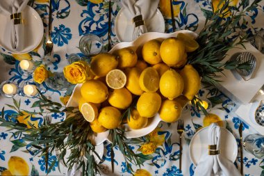 Süslü bir yemek için masayı dekore ediyorum. Akşam yemeği servisinin mavi, sarı ve beyaz renkleri