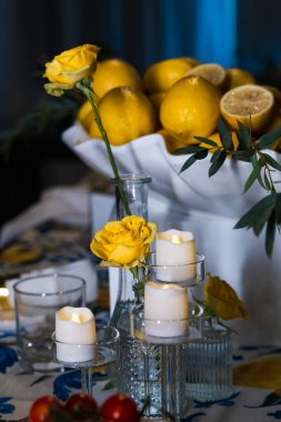 Süslü bir yemek için masayı dekore ediyorum. Akşam yemeği servisinin mavi, sarı ve beyaz renkleri