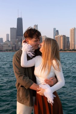 Olgun çift, Chicago çimlerinde aşk hikayesi fotoşopu çekiyor.