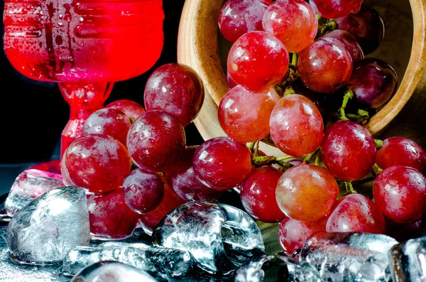 Bicchieri di uva vino rosso primo piano uno sfondo nero . — Foto Stock