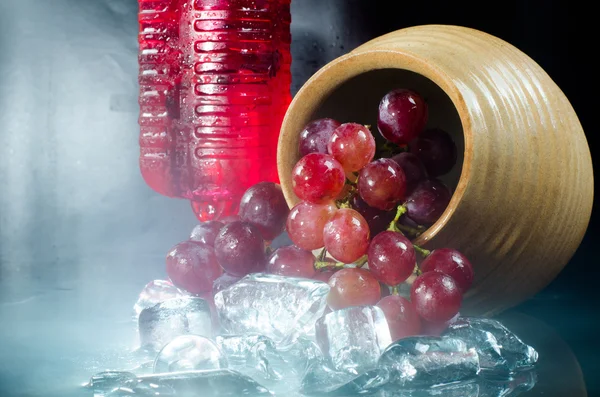 Bicchieri di uva vino rosso primo piano uno sfondo nero . — Foto Stock