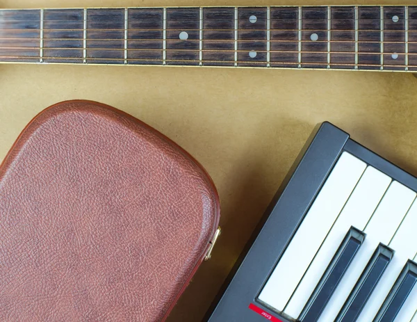 Guitarra eléctrica y teclado musical primer plano — Foto de Stock