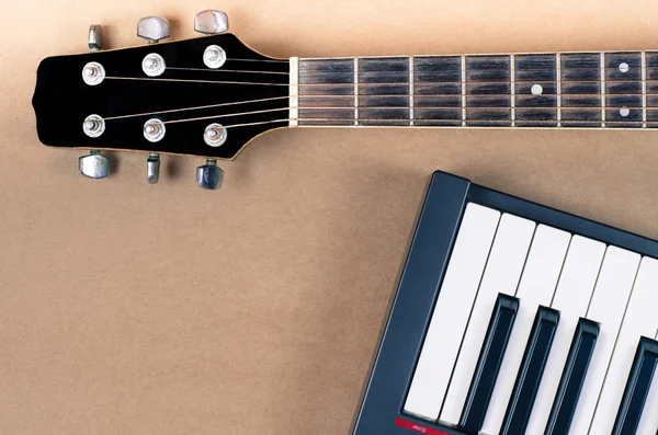 Gitara elektryczna i klawiatura muzyczna isoled szczegół — Zdjęcie stockowe