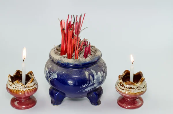 Queimador de incenso e fogo no fundo branco — Fotografia de Stock