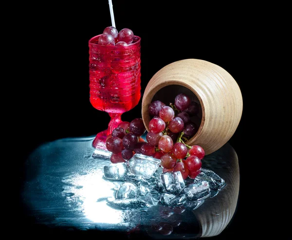 Bicchieri di uva vino rosso primo piano uno sfondo nero . — Foto Stock