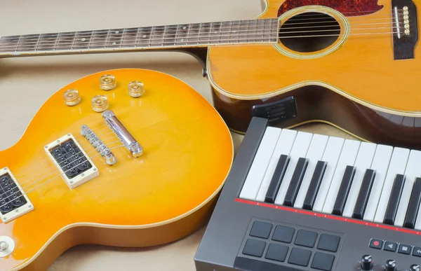 Guitarra eléctrica y teclado musical primer plano aislado — Foto de Stock