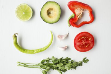 guacamole malzemelerin beyaz arka plan üzerine: avokado, kırmızı biber, domates, soğan