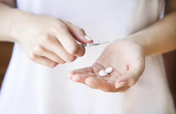 Pílulas nas mãos das mulheres — Fotografia de Stock