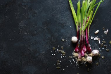 Masanın arka planında mor bahar soğanları