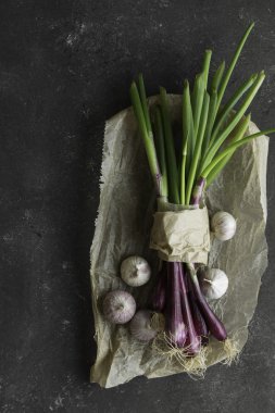 Masanın arka planında mor bahar soğanları