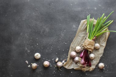 Masanın arka planında mor bahar soğanları