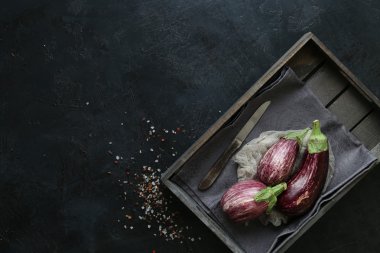 Siyah kasede patlıcan çeşitleri ve siyah tahta kaplama. Genel Görünüm.