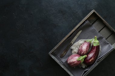 Siyah kasede patlıcan çeşitleri ve siyah tahta kaplama. Genel Görünüm.