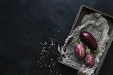 Siyah kasede patlıcan çeşitleri ve siyah tahta kaplama. Genel Görünüm.