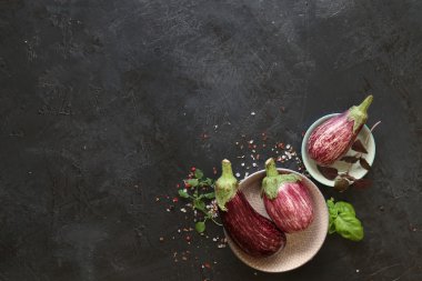 Siyah kasede patlıcan çeşitleri ve siyah tahta kaplama. Genel Görünüm.