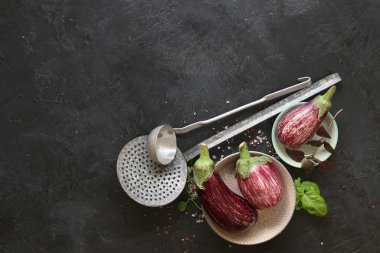 Siyah kasede patlıcan çeşitleri ve siyah tahta kaplama. Genel Görünüm.