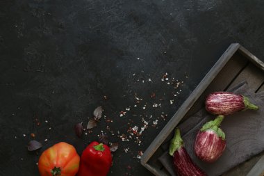 Siyah kasede patlıcan çeşitleri ve siyah tahta kaplama. Genel Görünüm.