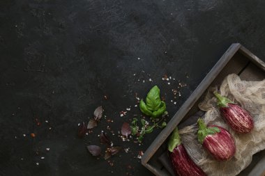 Siyah kasede patlıcan çeşitleri ve siyah tahta kaplama. Genel Görünüm.