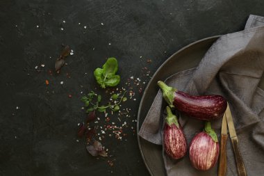 Siyah kasede patlıcan çeşitleri ve siyah tahta kaplama. Genel Görünüm.