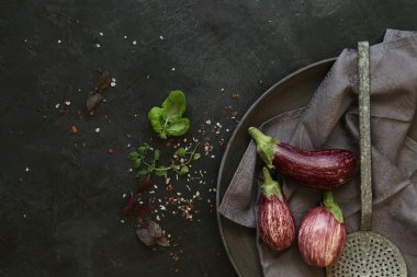 Siyah kasede patlıcan çeşitleri ve siyah tahta kaplama. Genel Görünüm.
