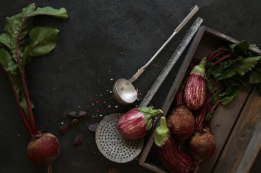 Siyah kasede patlıcan çeşitleri ve siyah tahta kaplama. Genel Görünüm.