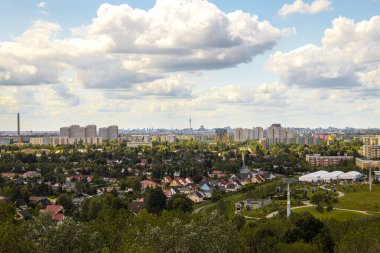 Berlin 'in gökyüzü manzarası Alexanderplatz' daki ünlü TV kulesi ve gün batımında dramatik bulutlar, Almanya