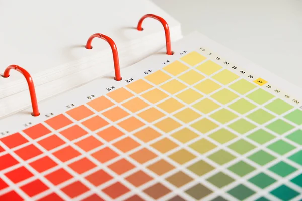 Primer plano de un libro cmyk para el proceso de impresión — Foto de Stock