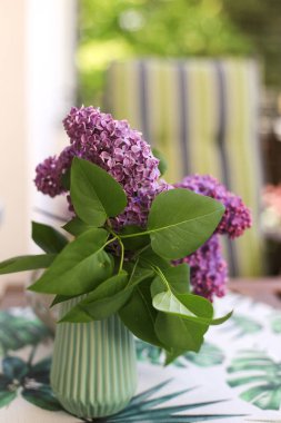 Yazın dışarıda vazoda mor leylak.