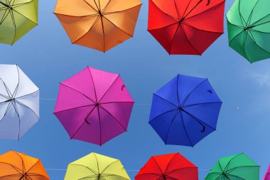 İspanya 'da Torrox Pueblo' daki şemsiyeler, mavi gökyüzü