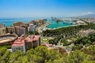 Boğa güreşi ve limanlı Malaga manzarası. İspanya