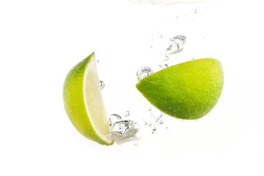 beyaz arkaplanda izole edilmiş limon ve limon sıçrama suyu